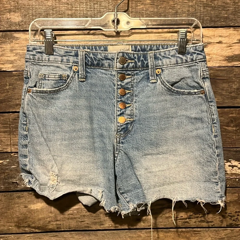 💙💚💰BOGO FREE Universal Thread Button Fly Light Wash Jean Shorts